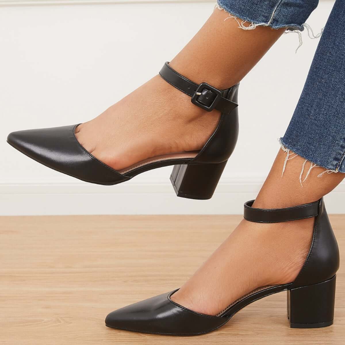 Block Pumps mit niedrigem Absatz und spitzem Zehenknöchel Schnallenriemen Heels